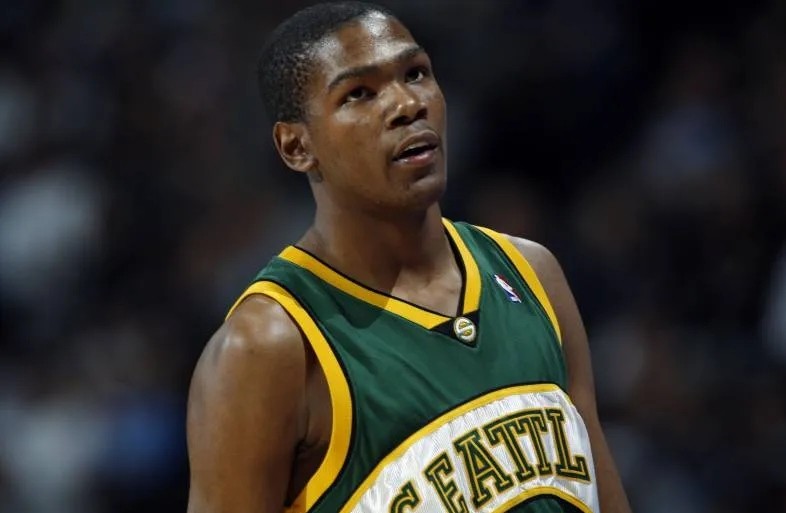  字母哥暴扣统治禁区，雄鹿大胜尼克斯稳固东部榜首  